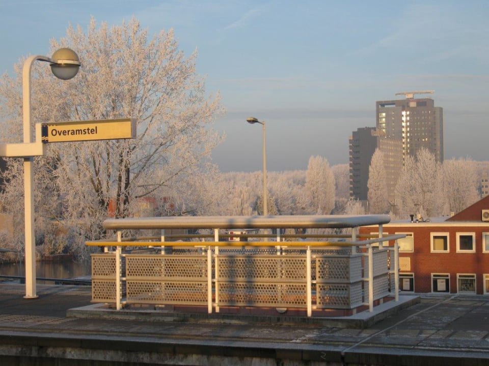 Blick von der Metro-Station zum Hotel Mercure Hotel Amsterdam City