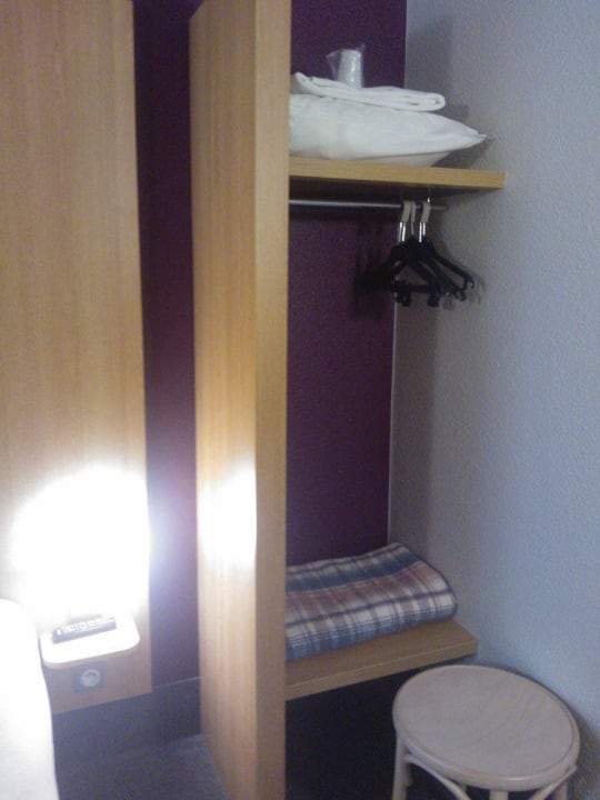 Offener Schrank und Hocker (rechts neben dem Bett) B&B Hotel Orly Rungis Aéroport