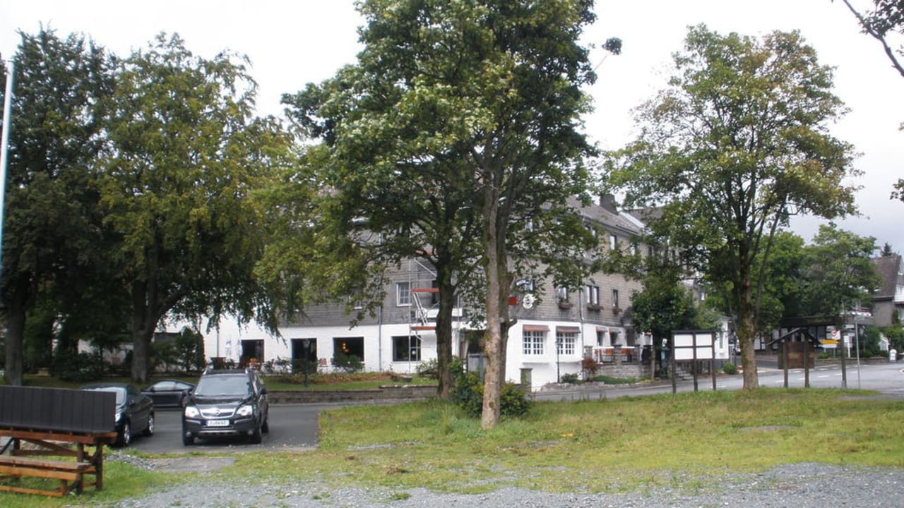 Blick auf die Hotelvorderseite Hotel Altastenberg