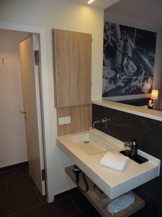 "offenes Bad", Zimmer 210 Vienna House Easy München