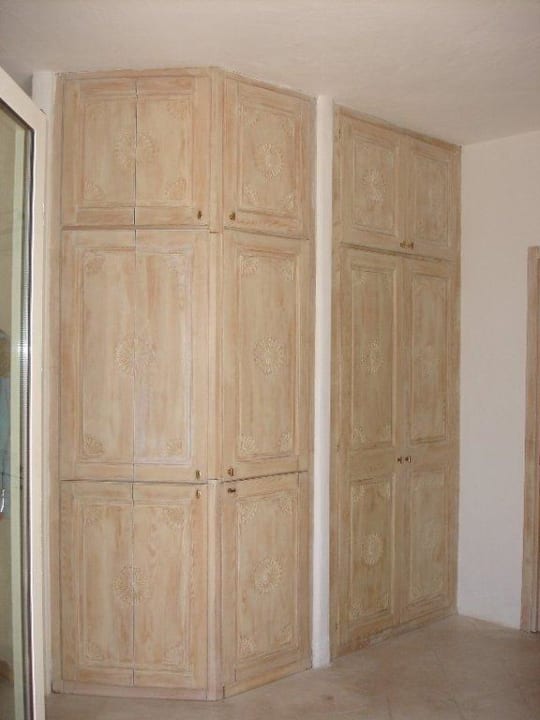 Schrank mit Miniküche,Minibar und Safe Hotel Grand Relais dei Nuraghi