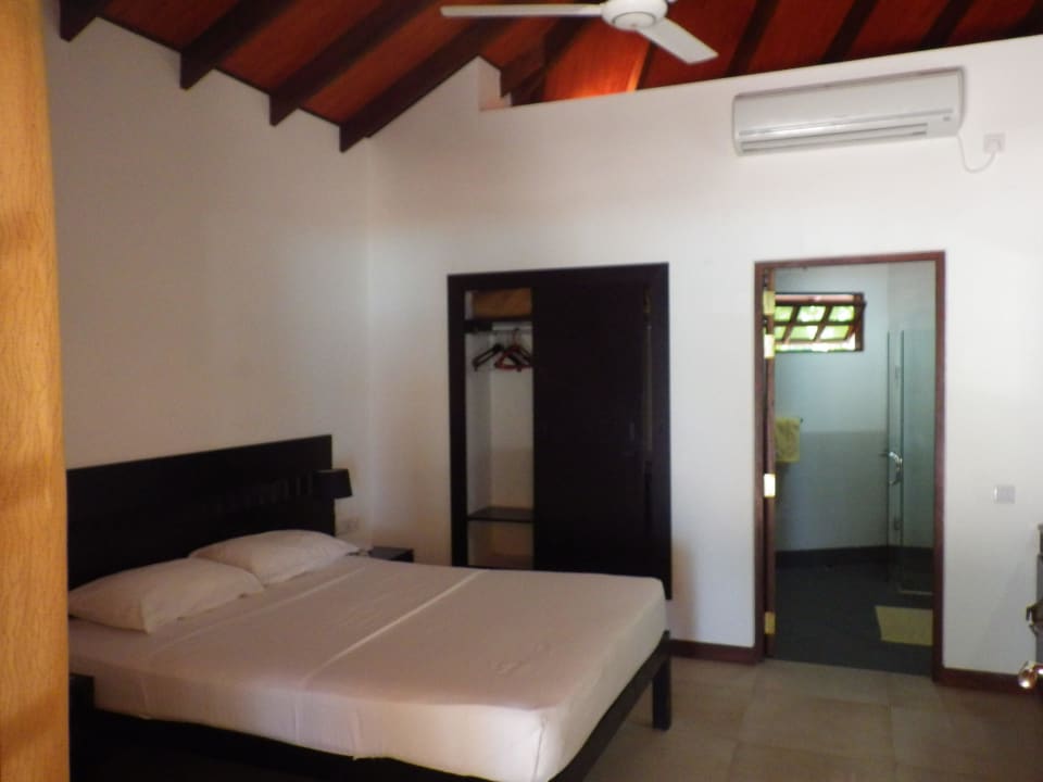 Bett und Schrank Embudu Village