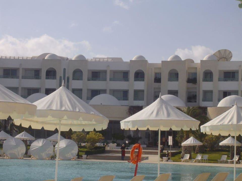 Blick vom Meer auf das Hotel Hotel Royal Garden Palace