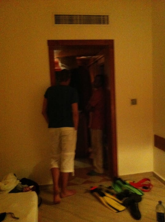 Die Handwerker nehmen den Schrank als Leiter Malikia Resort Abu Dabbab