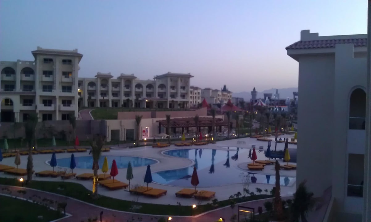 Widok z pokoju, w tle aquapark po prawej.  Serenity Alma Heights