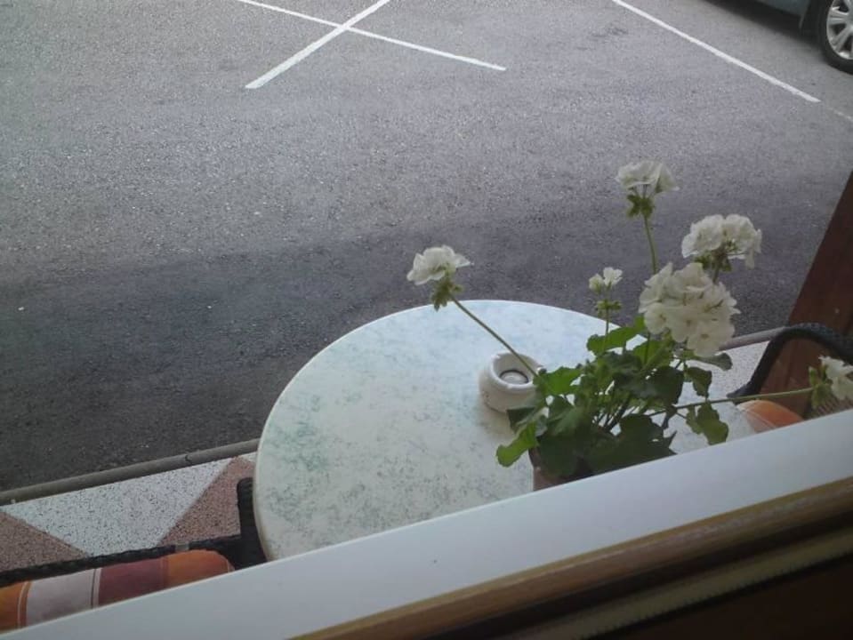 Tisch mit Aschenbecher für Jedermann Hotel Berghof