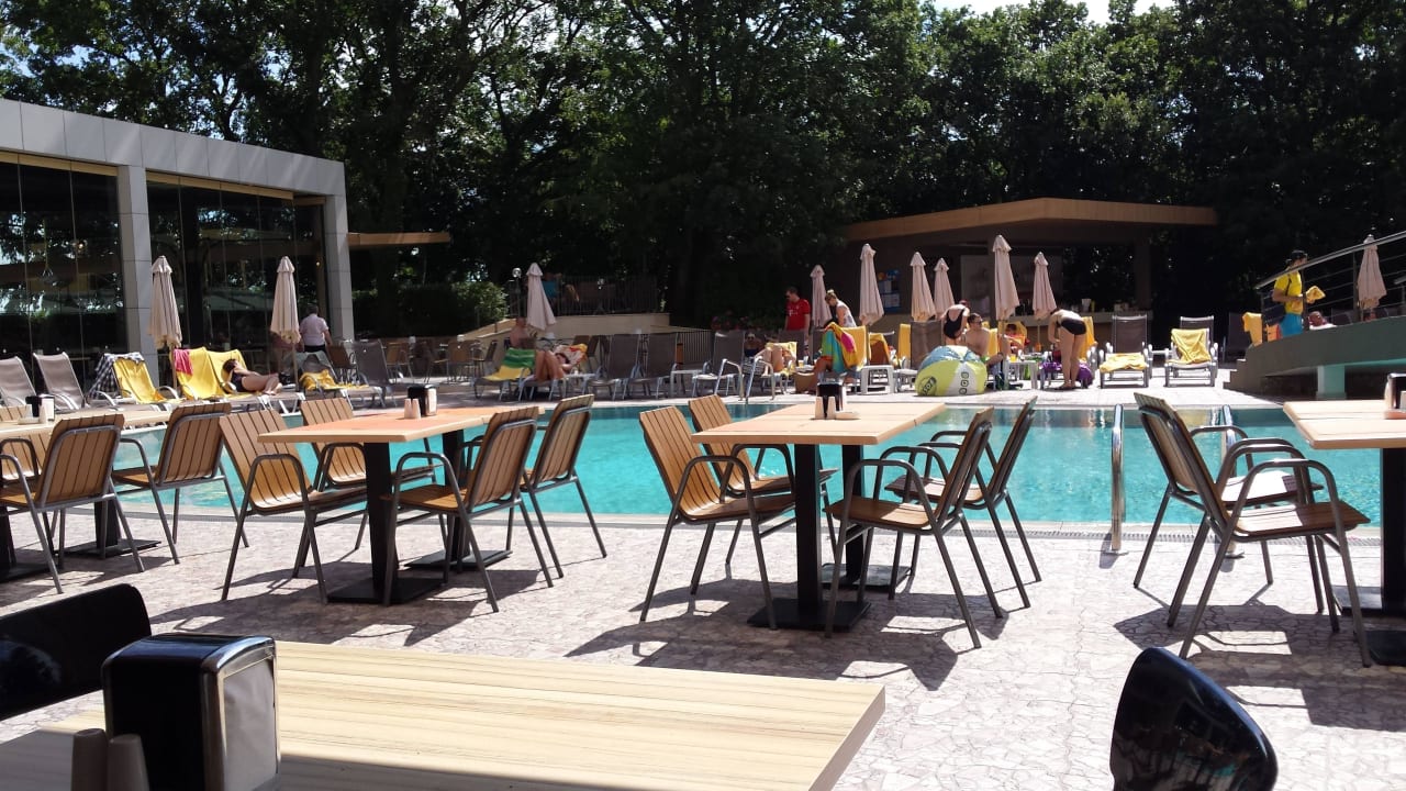 Pool mit Essbereich draußen HVD Viva Club Hotel