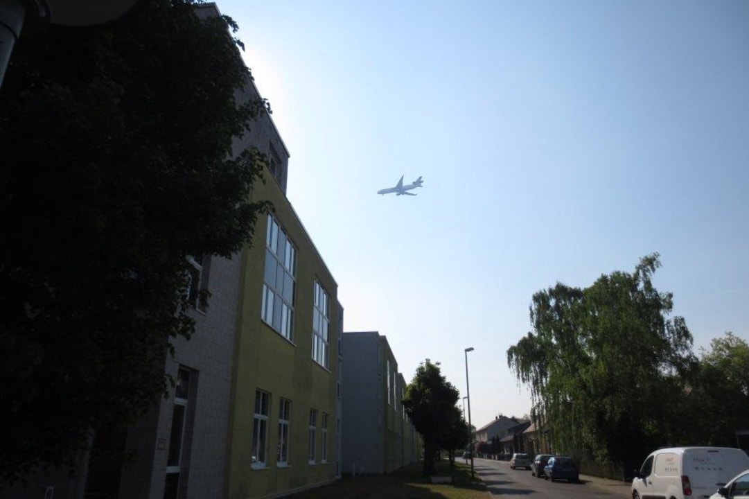 Und schon wieder ein Flieger über'm Hotel NH Frankfurt Airport West