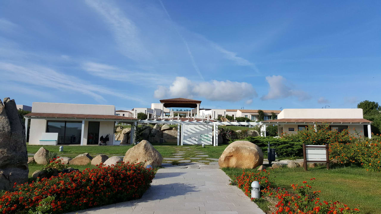 Blick vom Restaurant zum Pool und darüber Eingang Grande Baia Resort & Spa