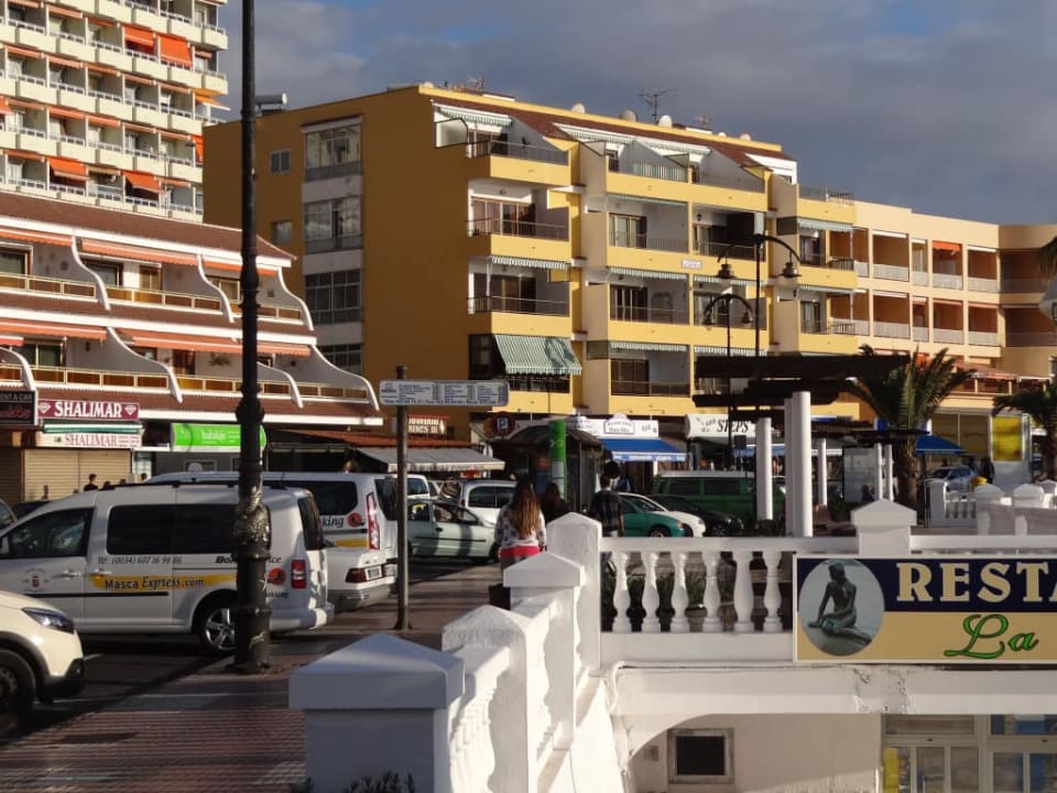 Ulica przed hotelem Landmar Playa La Arena