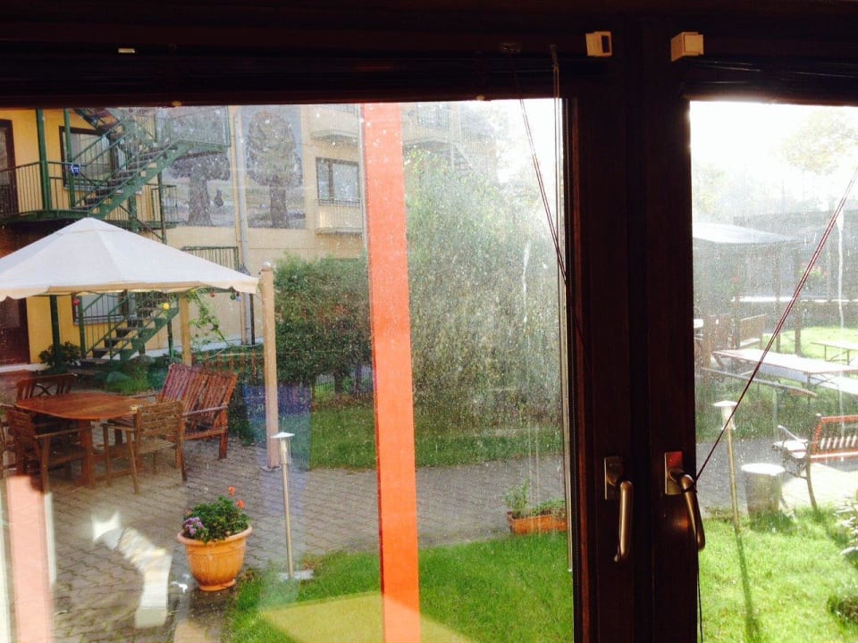 Dreckige Scheiben und kaputte Rollos Hostel Sunshinehouse-Berlin