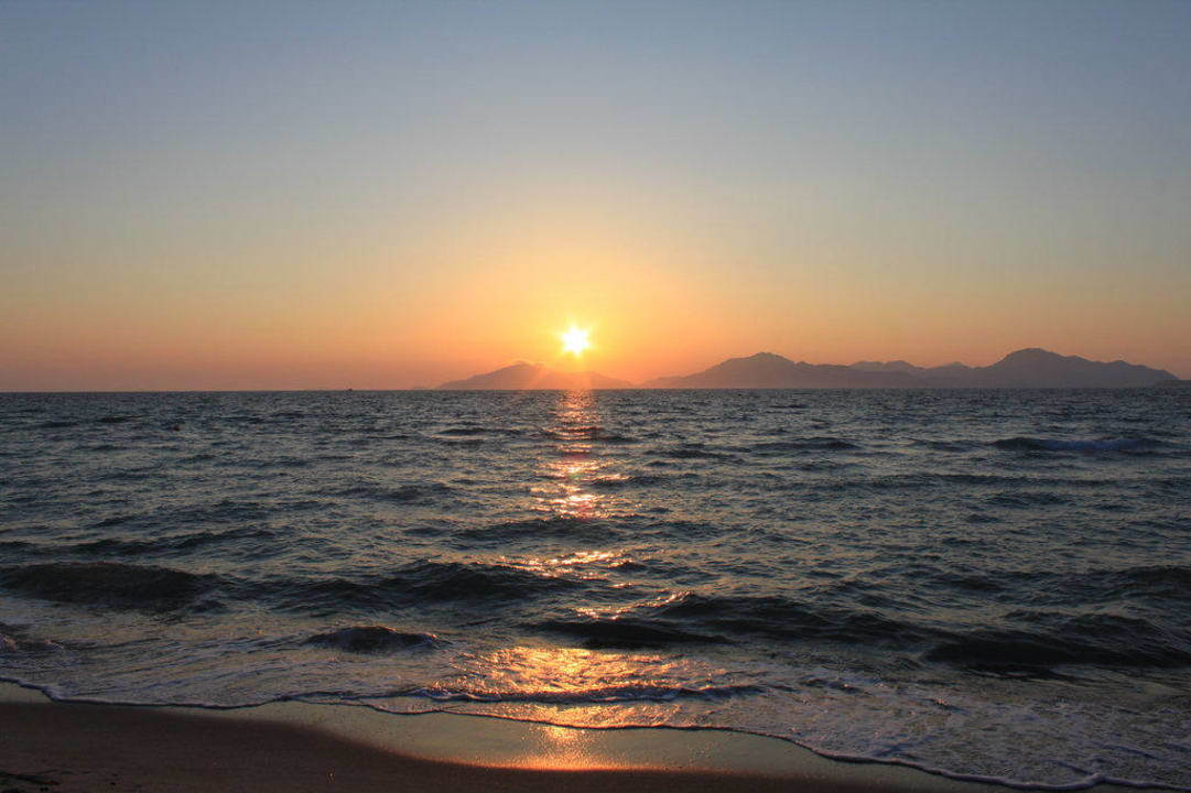 Sonnenuntergang am Hotelstrand TUI BLUE Palazzo del Mare