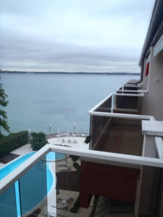 Seitliche Aussicht ab Balkon auf See  Hotel Continental Sirmione