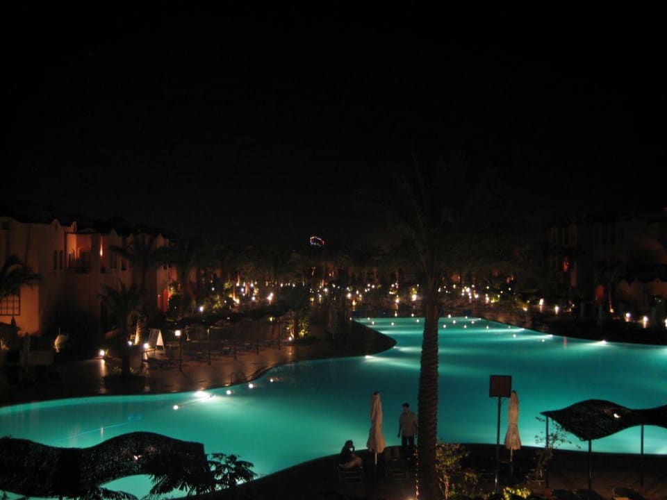 Pool bei Nacht Jaz Makadi Oasis Resort