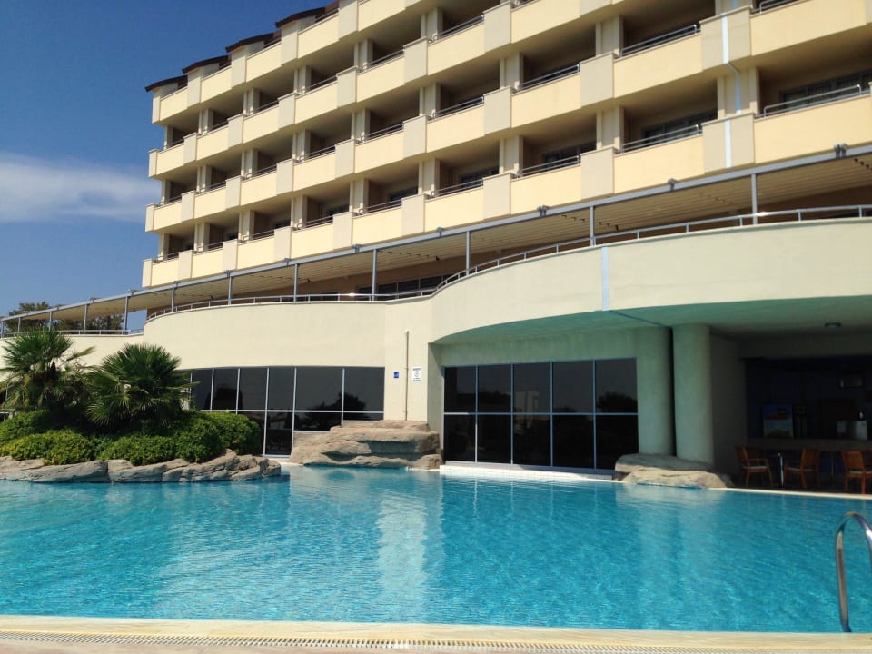 Ausblick zur Poolanlage Melas Resort Hotel