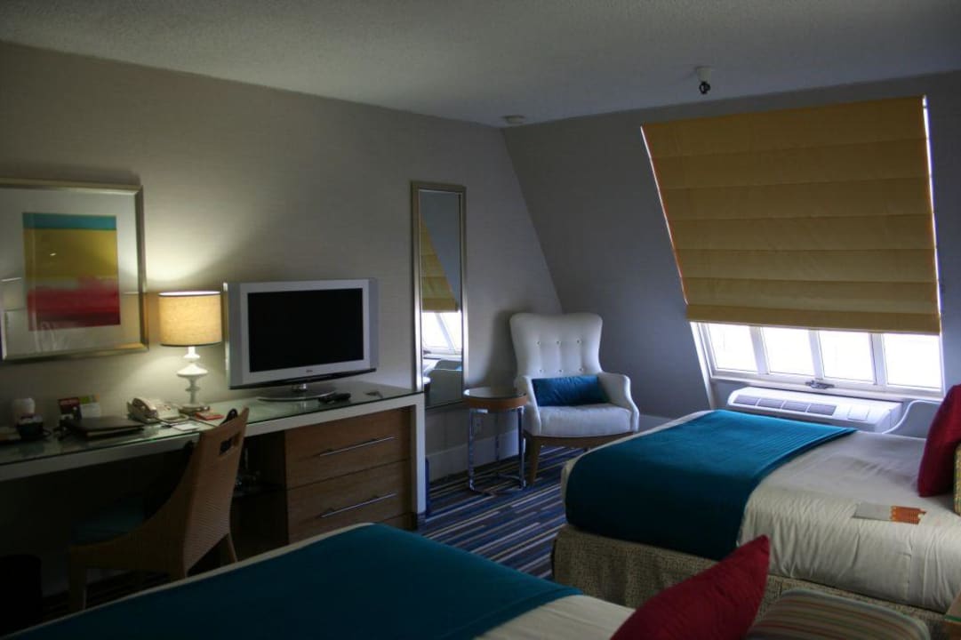 Zimmer mit Ohrensessel und Flachbildschirm Hotel Riu Plaza Fisherman’s Wharf
