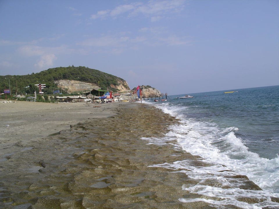 Ruhige Strand hinter dem Doganay Club Hotel Mirabell