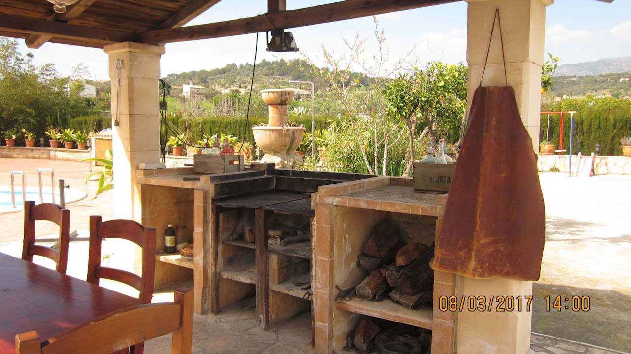 Grill, Sitzplatz, Holzvorrat Finca Cas Pec