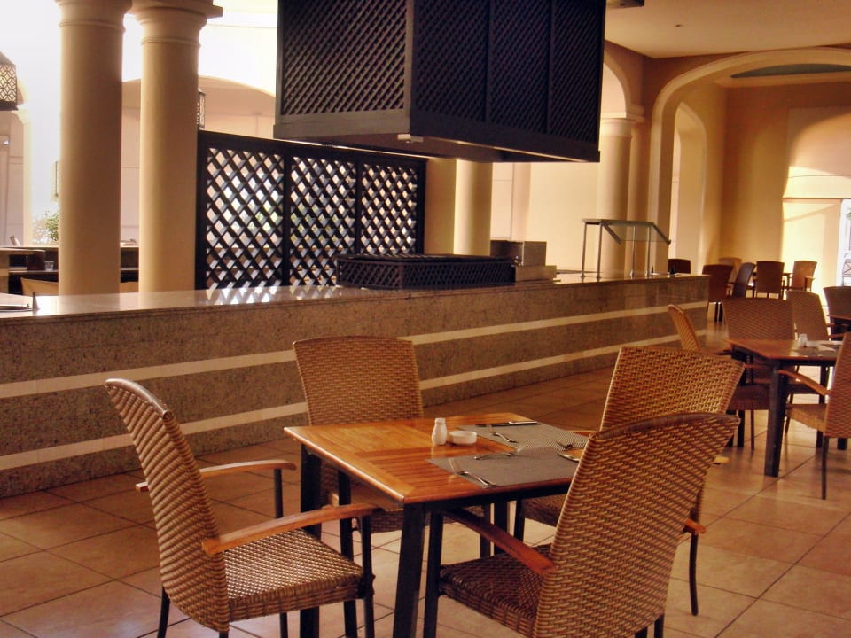 Terrassenbereich des Hauptrestaurants JAZ Aquamarine Resort