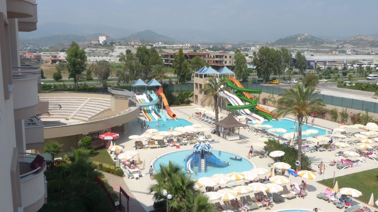 Pools mit Rutschen und Amphitheater. Hotel Royal Garden Beach