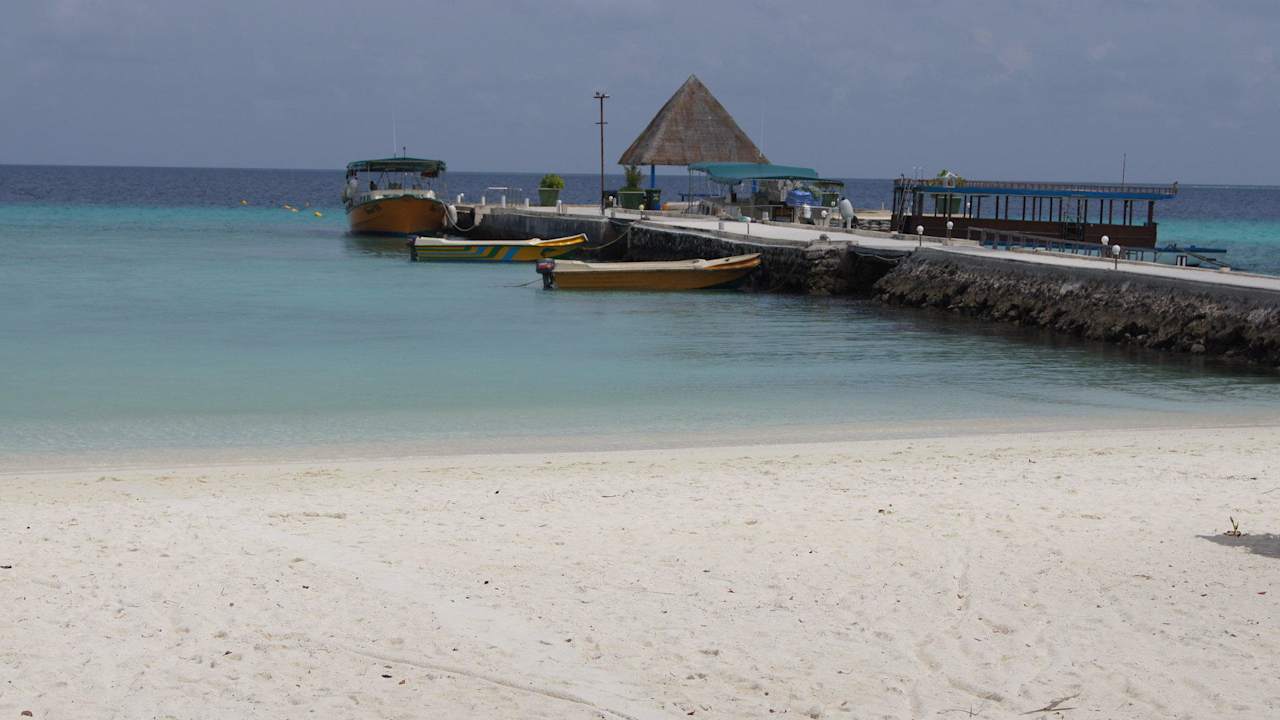 Der Jetti, an dem die Wasserflugzeuge landen Summer Island Maldives