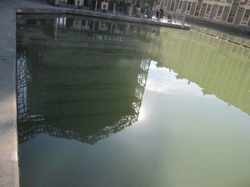 Hotelspiegelung im Wasser Holiday Inn Express Paris Canal de la Villette