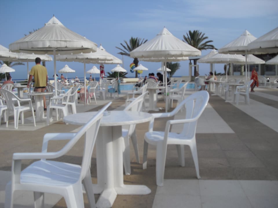 Sitzgelegenheiten am vorderen Pool Omar Khayam Resort & Aquapark