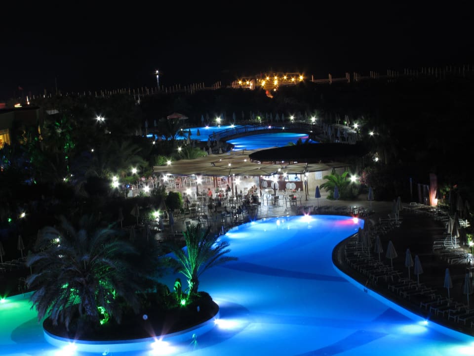 Bei Nacht verzaubert Seaden Sea World Resort & Spa