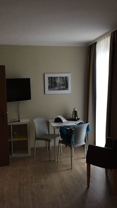 2. Tisch und Fernseher Hotel Jellentrup