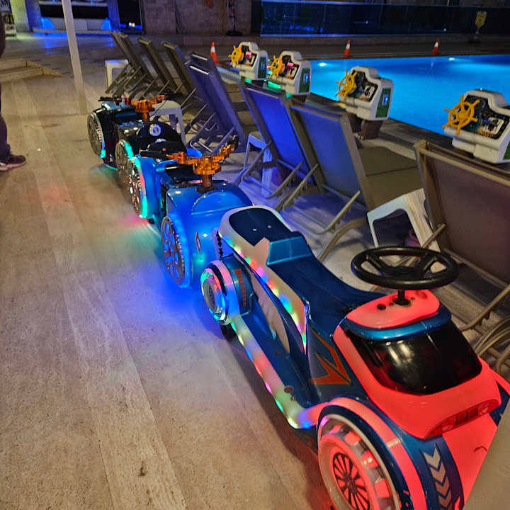 Pool Ramada Resort by Wyndham Side