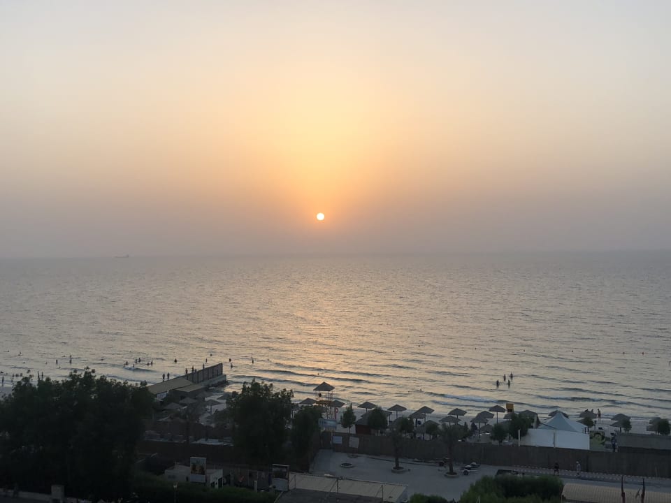 Ausblick Ramada by Wyndham Beach Hotel Ajman