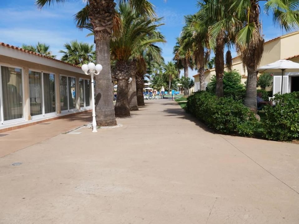 Auf dem Weg zum Pool Marinda Garden Aparthotel