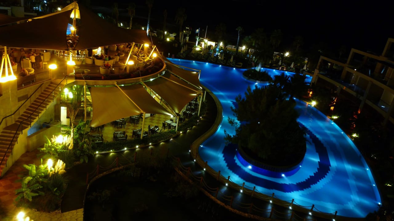 Blick vom Zimmer 517 auf Terrasse mit Bar u. Pool Paloma Pasha