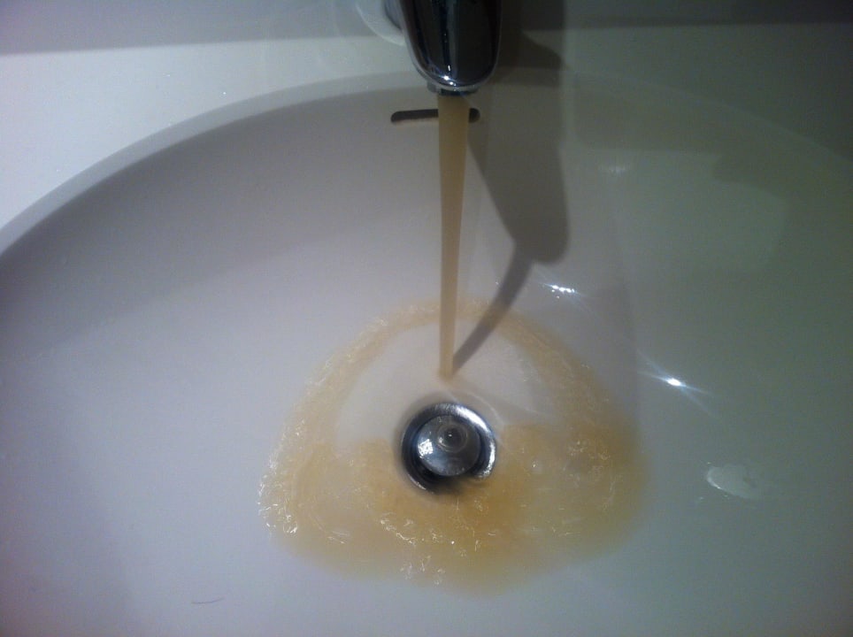 Braunes wasser aus der leitung
