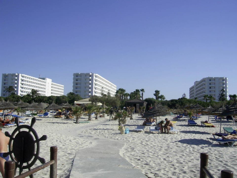 Blick vom Strand zur Hotelanlage Sahara Beach Aquapark & Resort