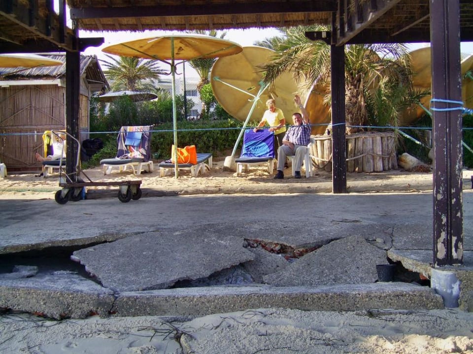 Strandterrasse vom Meer aus Hotel El Mouradi Skanes Beach