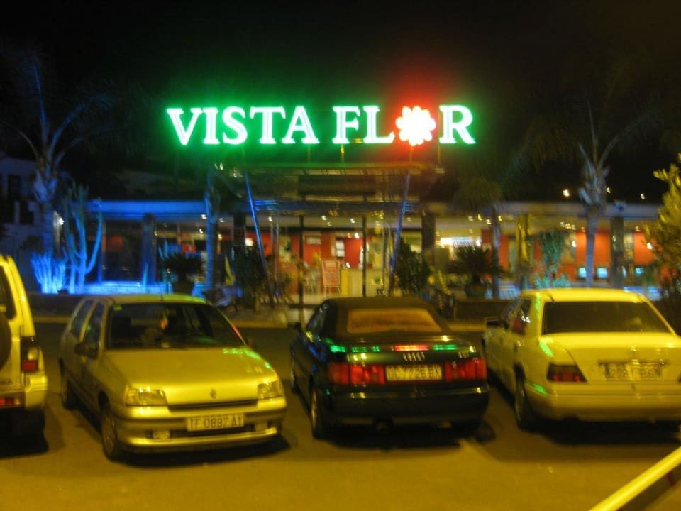 Der Eingang zum Hotel Bungalows Vistaflor