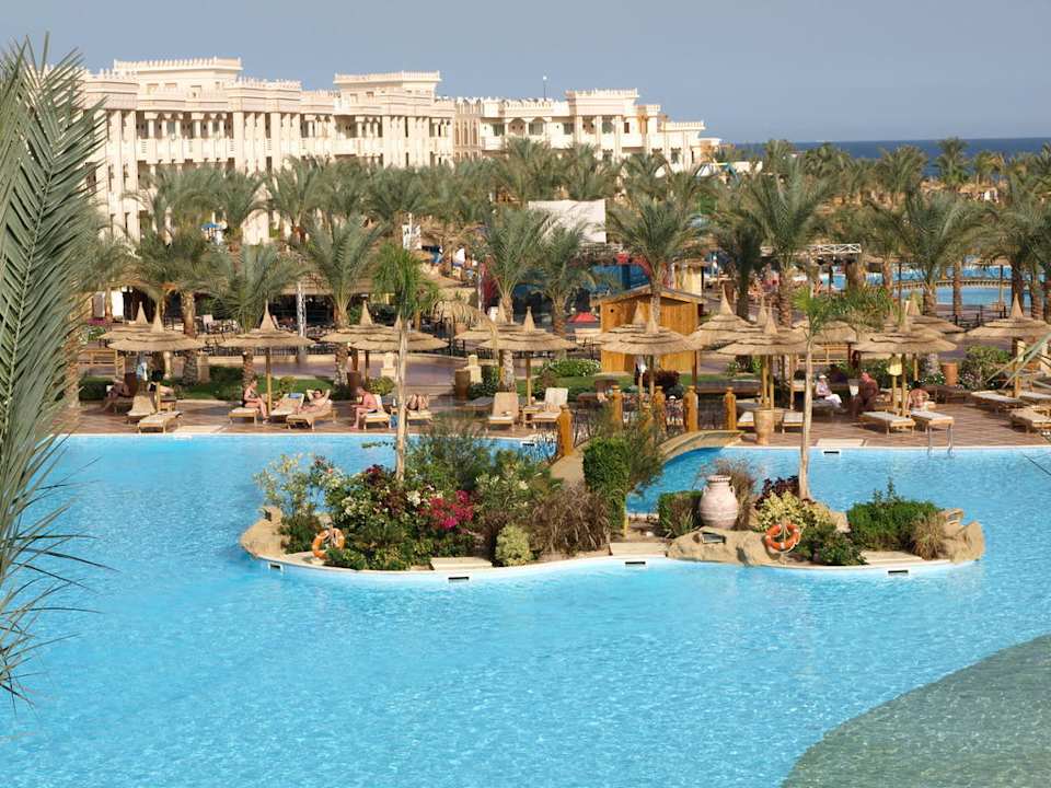Riesiger Pool Beach Albatros Resort