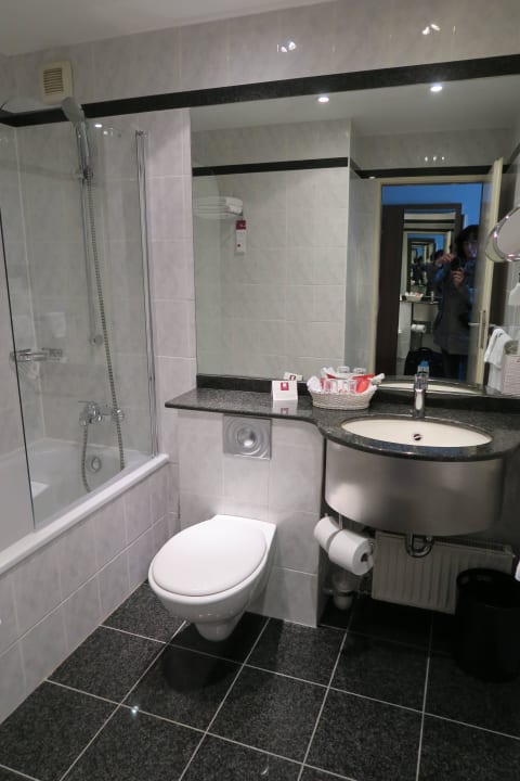 Sauberes Bad mit Vergrößerungsspiegel Leonardo Hotel Hannover Airport