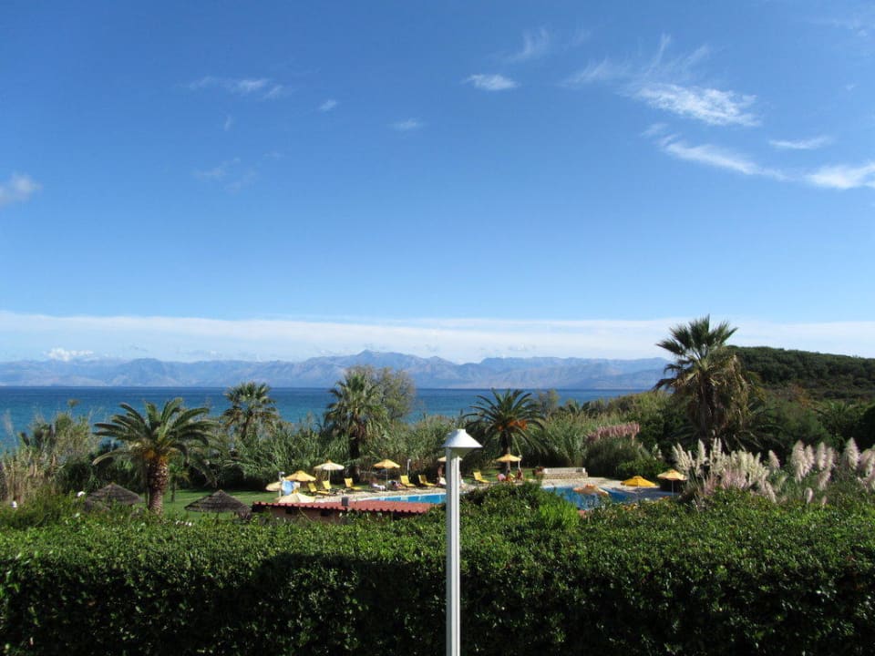 Ausblick von der Terrasse des Haupthauses Ibiscus Hotel Corfu