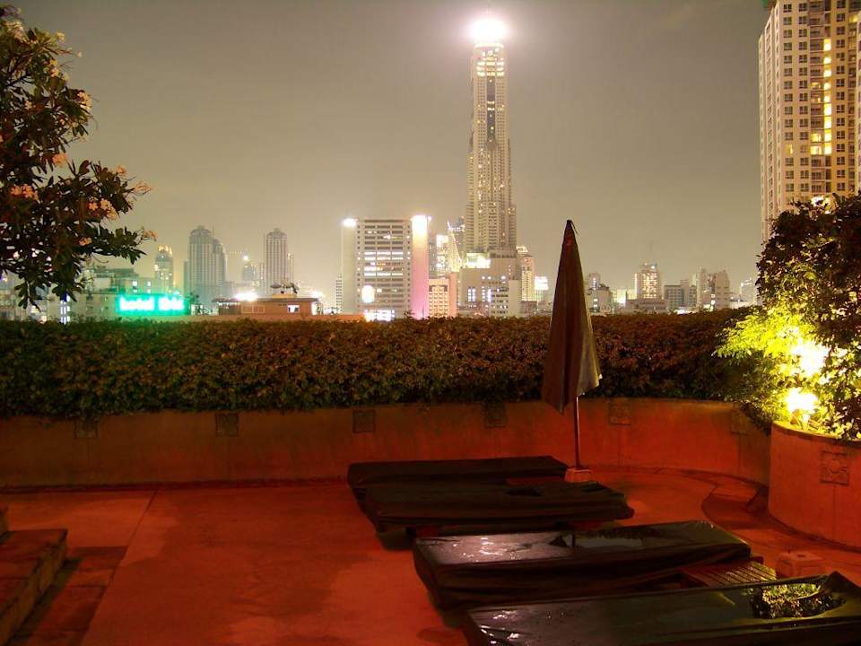 Ausblick vom Pool auf den Bajoke Tower Hotel Century Park