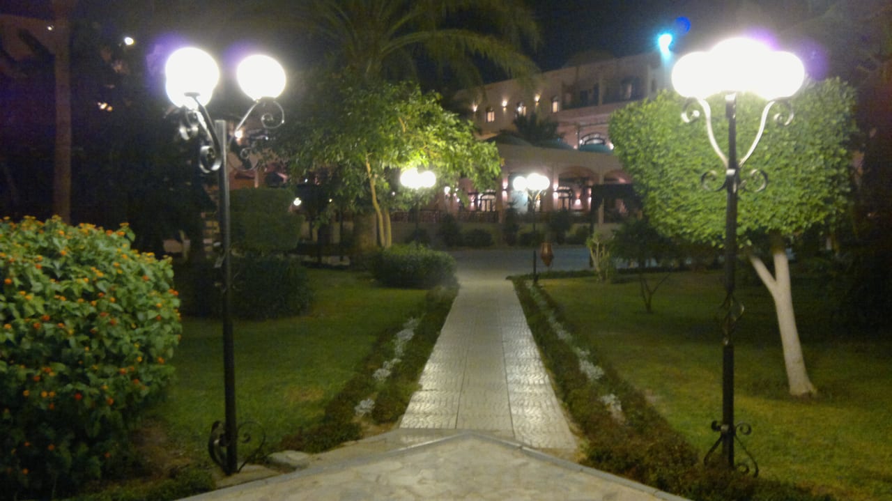 Wege in der Gartenanlage Hotel Le Pacha Beach Resort