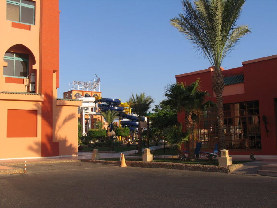 Vor dem Hotel Pickalbatros Aqua Park Resort - Hurghada