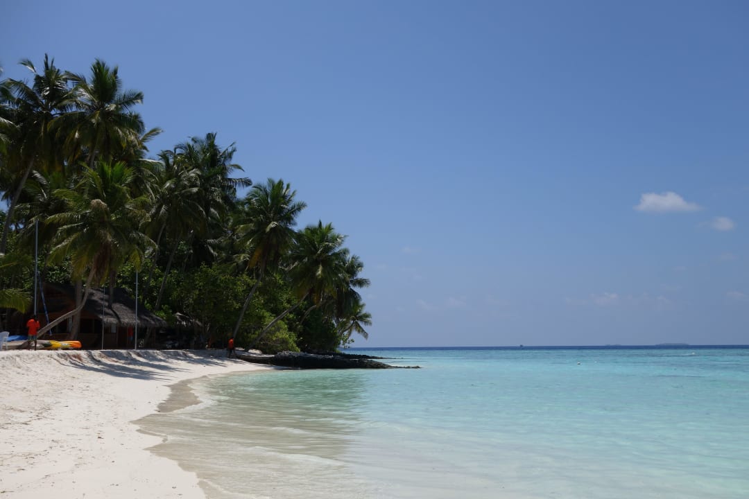 Strand vor dem Wassersport Zentrum Fihalhohi Maldives