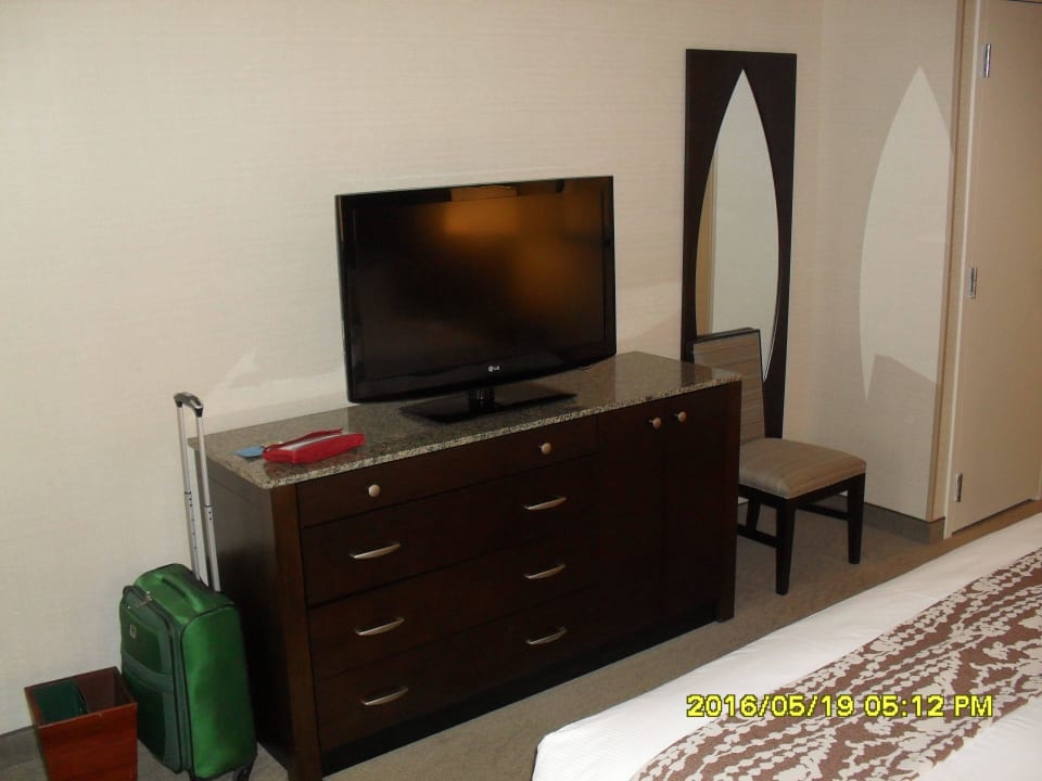 Sideboard mit TV Hotel Doubletree Club Bayside