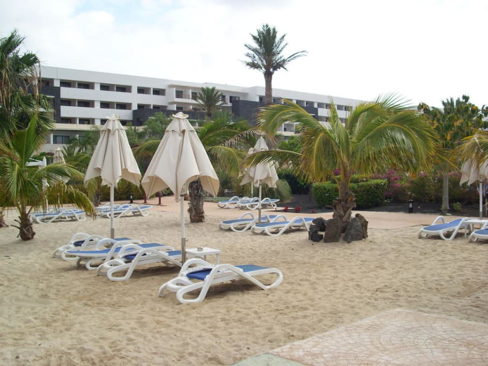 Kleiner Poolsandstrand "Playa Grande Zona Arena" Hotel Costa Calero