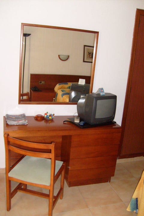 Schreibtisch mit TV und Stuhl Hotel Luxor