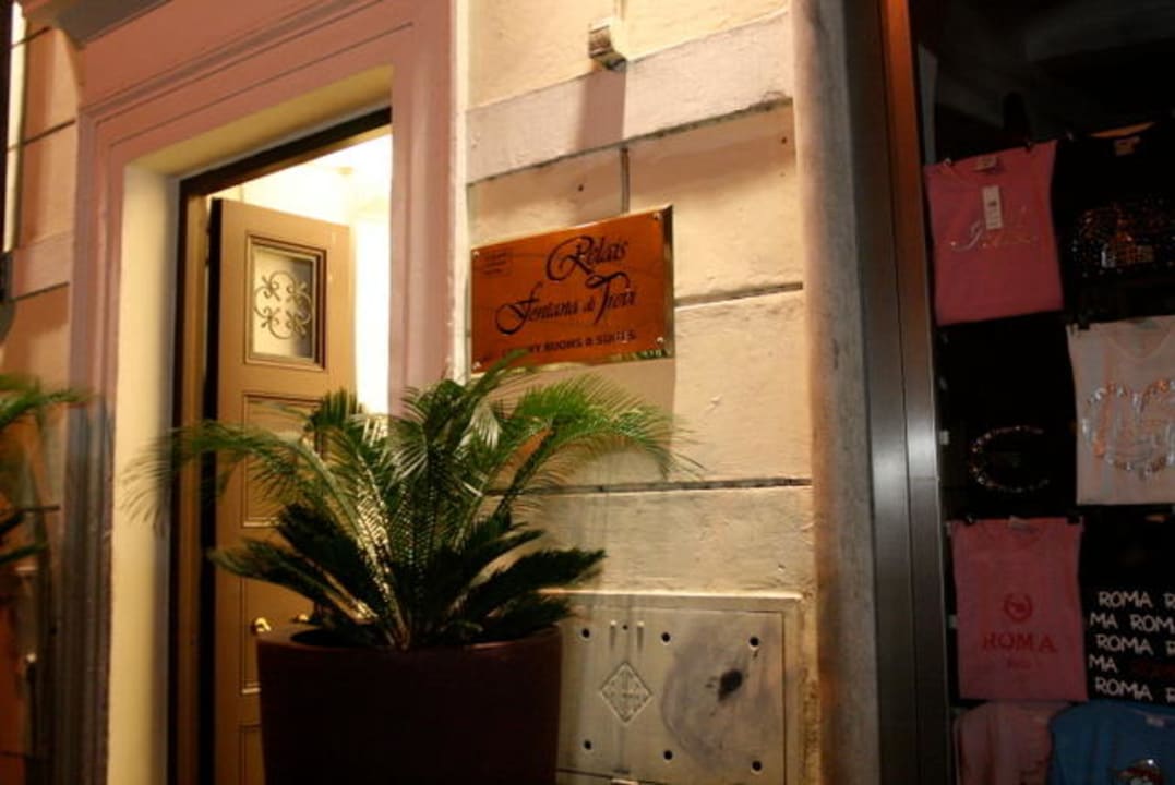 Wejście do hotelu Hotel Relais Fontana Di Trevi