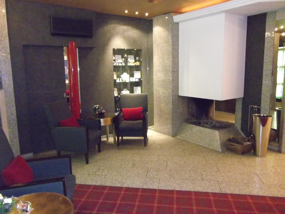 Schöner Kamin in der Lobby Best Western Plus Hotel St. Raphael