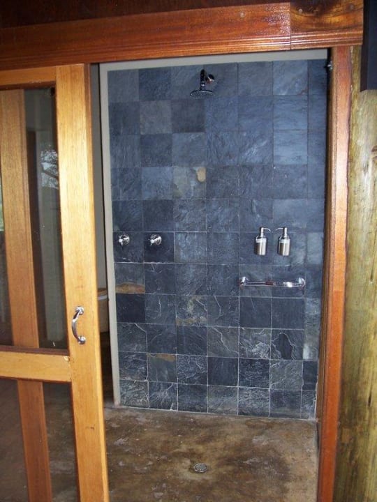 Blick von der Terrasse in die Dusche Buffalo Ridge Safari Lodge